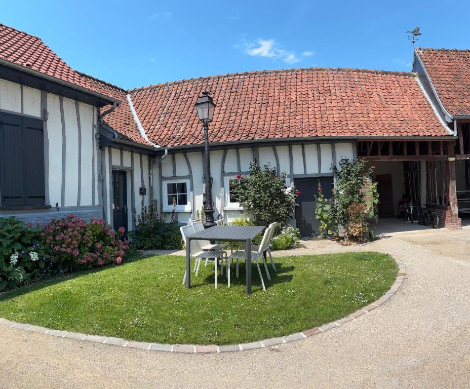 a table and chairs in front of a house at Studio en baie de Somme in Villers-sur-Authie