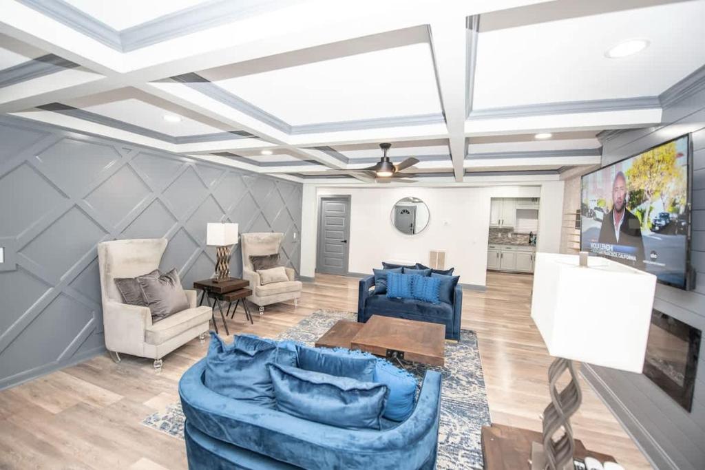 a living room with blue couches and a table at Spacious Dawsonville 4 bedrooms with 8 beds Sleeps 10 for Work crews and Large groups of friends and families in Dawsonville