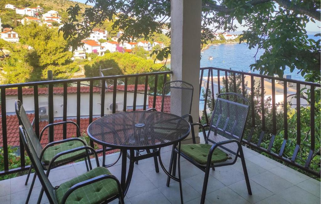 2 Bedroom Gorgeous Apartment In Okrug Gornji