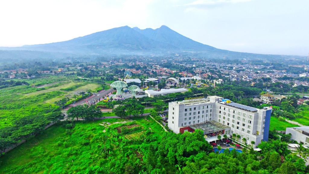 Vue aérienne d'une ville avec une montagne en arrière-plan dans l'établissement Padjadjaran Suites Resort and Convention Hotel, à Bogor