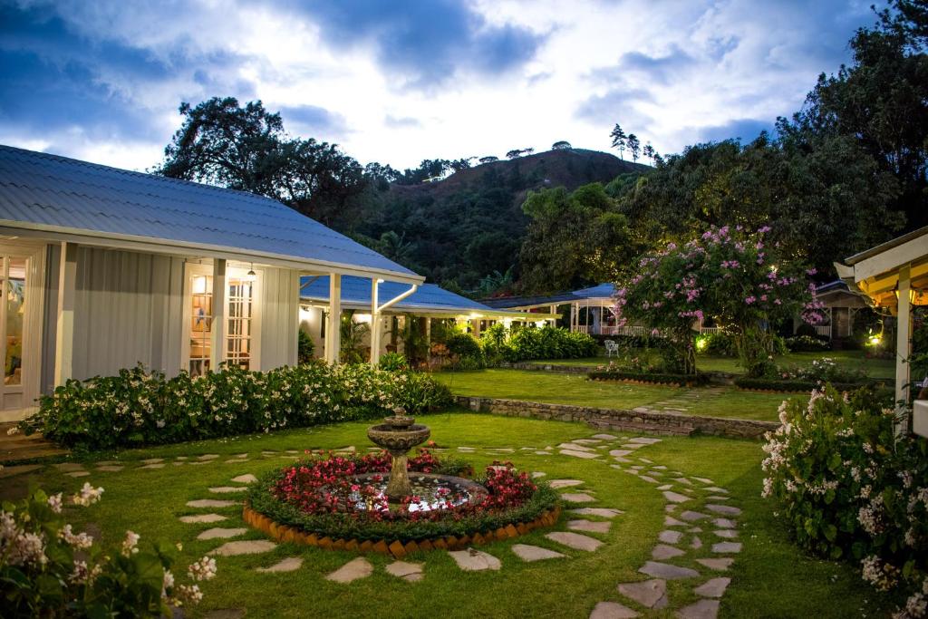 a garden with a fountain in the middle of a yard at Hotel Panamonte in Boquete