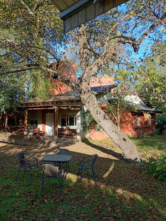 a table and chairs in front of a house at Canto a Jujuy - Yala in Yala
