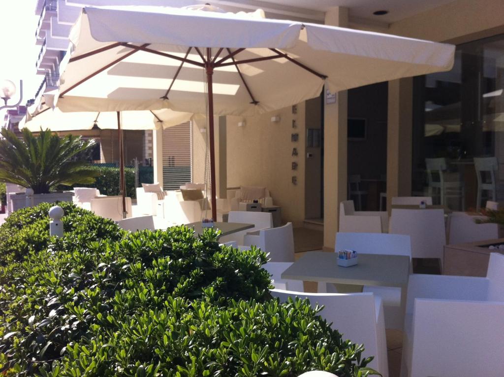A restaurant or other place to eat at Residence Belmare