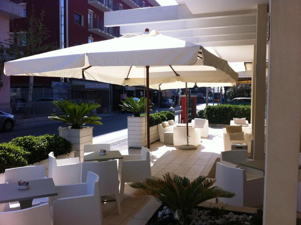A restaurant or other place to eat at Residence Belmare