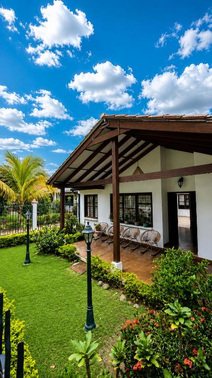 a house with a pavilion with a green lawn at Isabelu in Guaduas