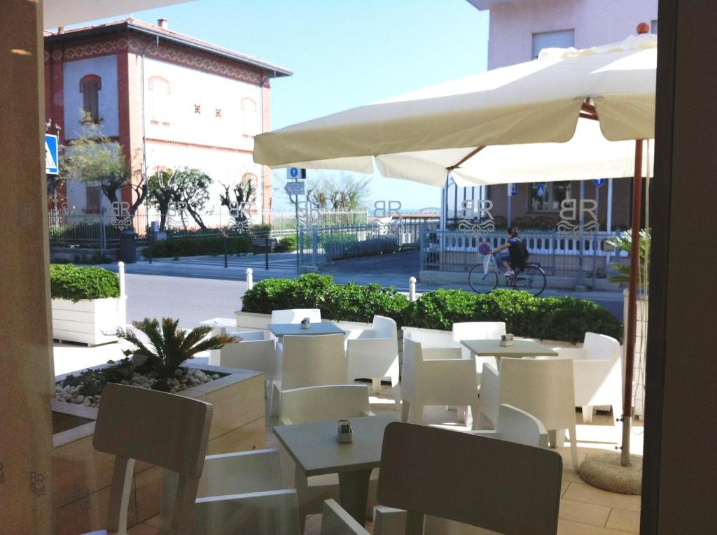 A restaurant or other place to eat at Residence Belmare