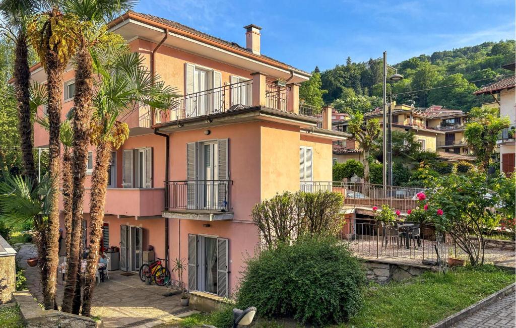 a pink house with a palm tree in front of it at Rio Molino 1 in Stresa