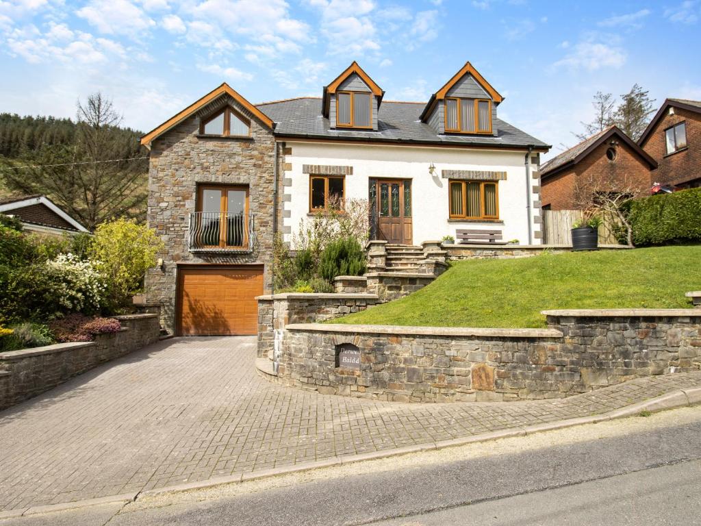a large white house with a brick driveway at Derwen Haidd in Llanafan