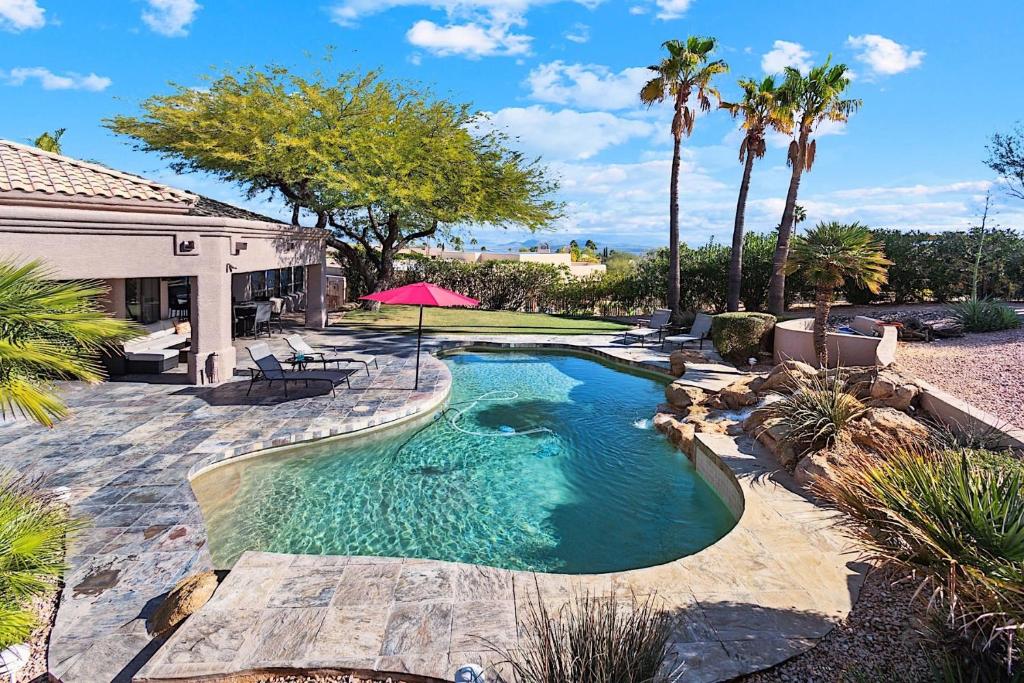 ein Swimmingpool mitten im Garten in der Unterkunft Hillside Tranquility in Fountain Hills