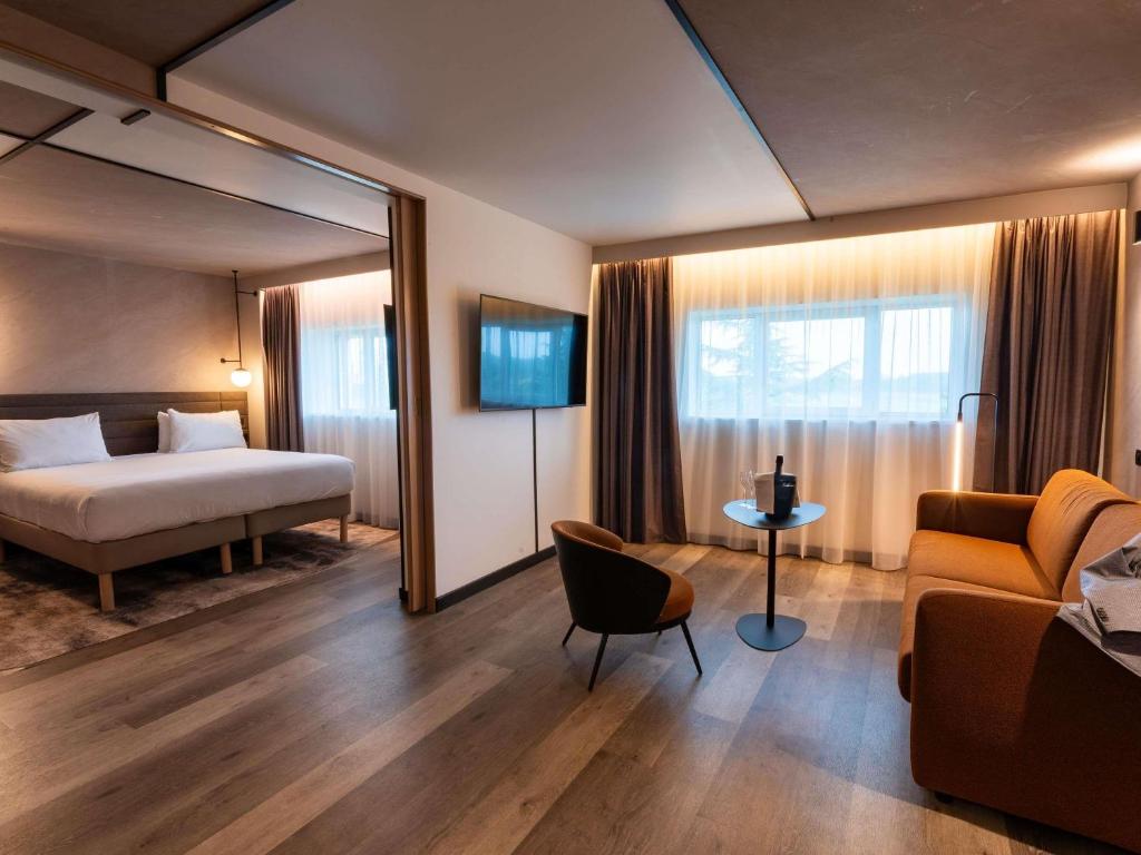 Novotel Saint-Quentin en Yvelines - Suite Met Kingsize Bed En Uitzicht Op De Golfbaan