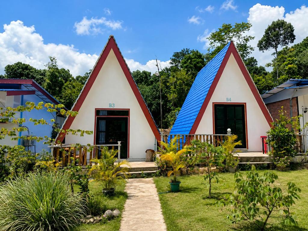 a house with a blue roof at Blue Zone Hostel in Kaôh Rŭng (3)