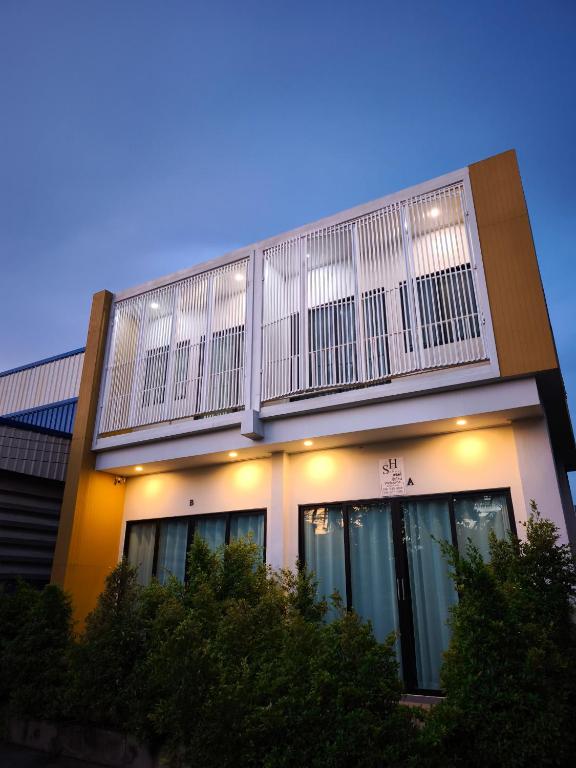 a building with a balcony on top of it at สวัสดีซันไชน์กุดบาก in Sakon Nakhon