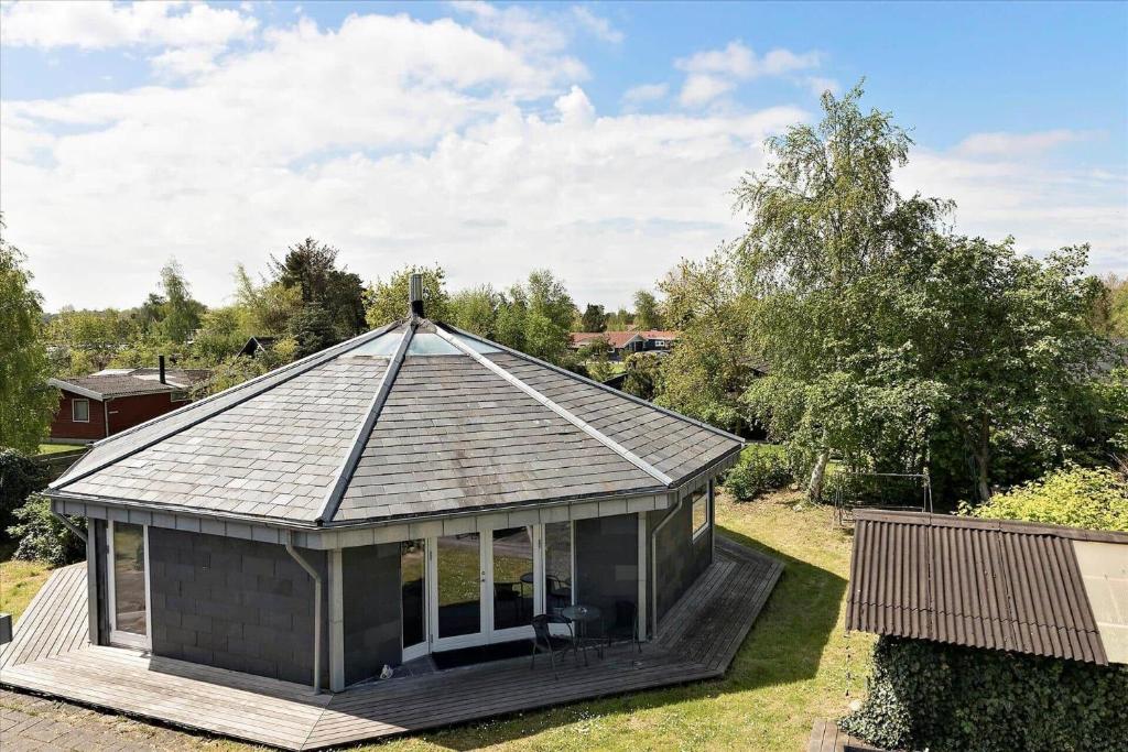 a gazebo with a roof in a garden at FY144-Middelfart-Vegavej-40 in Middelfart