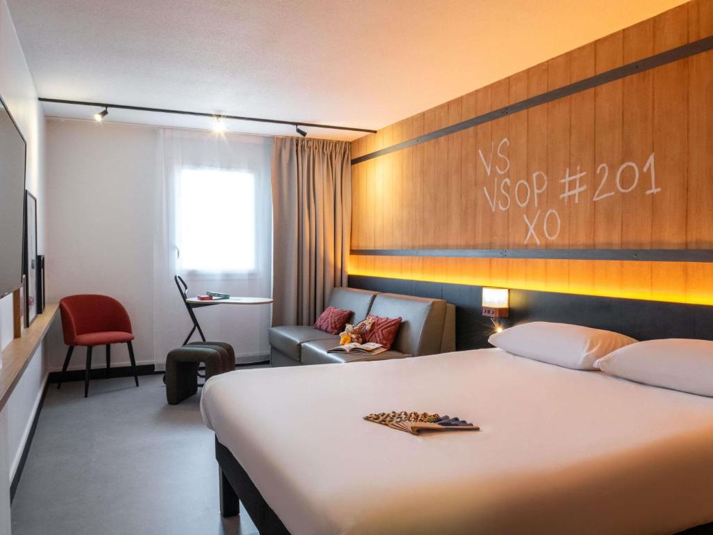 Ibis Styles Cognac - Family Room