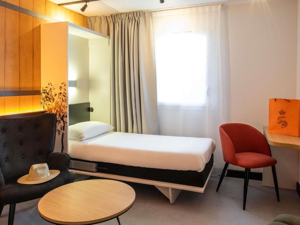 Ibis Styles Cognac - Basic Triple Room With Three Single Beds