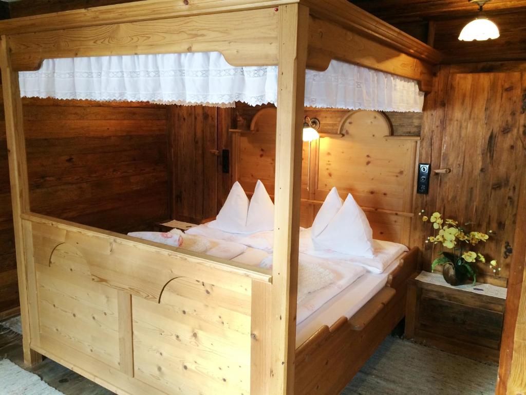 a wooden bunk bed in a wooden house at Romantikzimmer Jakobbauer in Turnau