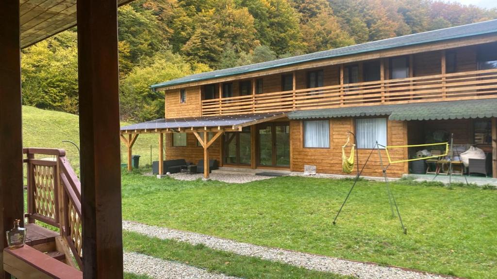 a view of a house with a yard at Natural e Simplu in Petroşani
