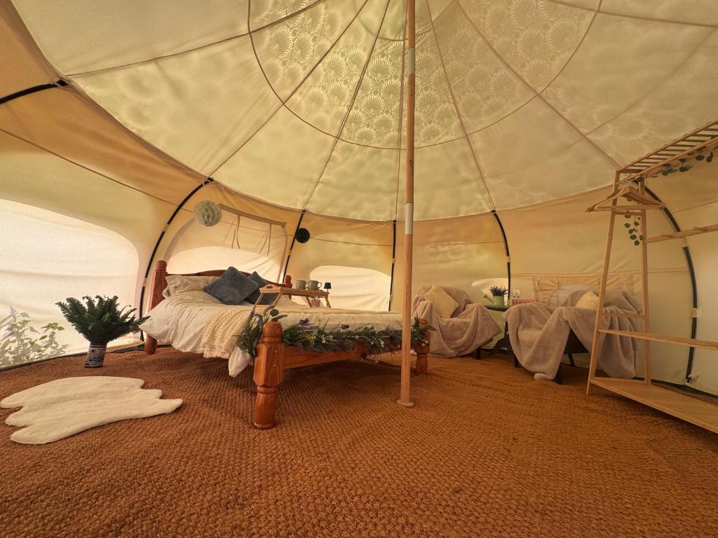 a room with a bed in a tent at Sunrise Tent in Sageau