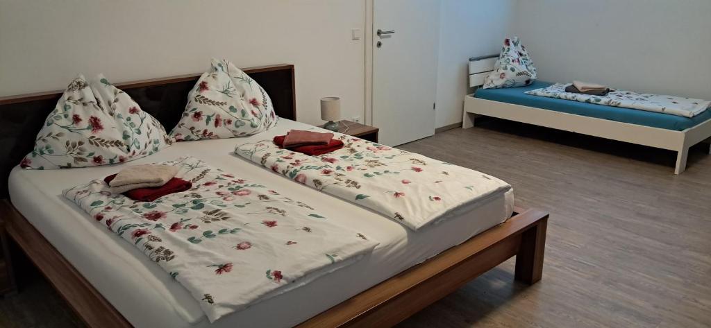 a bedroom with a large bed with at Apartment Top 3 mit 4 Betten BESTROOMS eU in Steyr