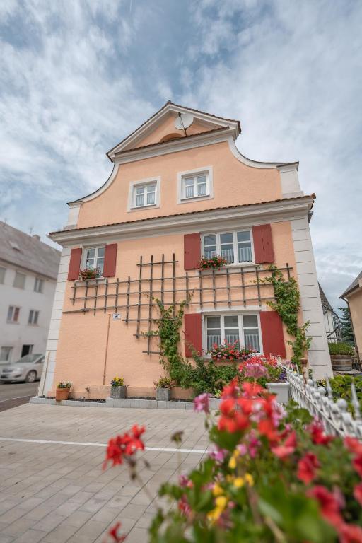 a large building with flowers in front of it at Familien Apartment bei Legoland 8 Min, Spielplatz & Netflix in Ichenhausen
