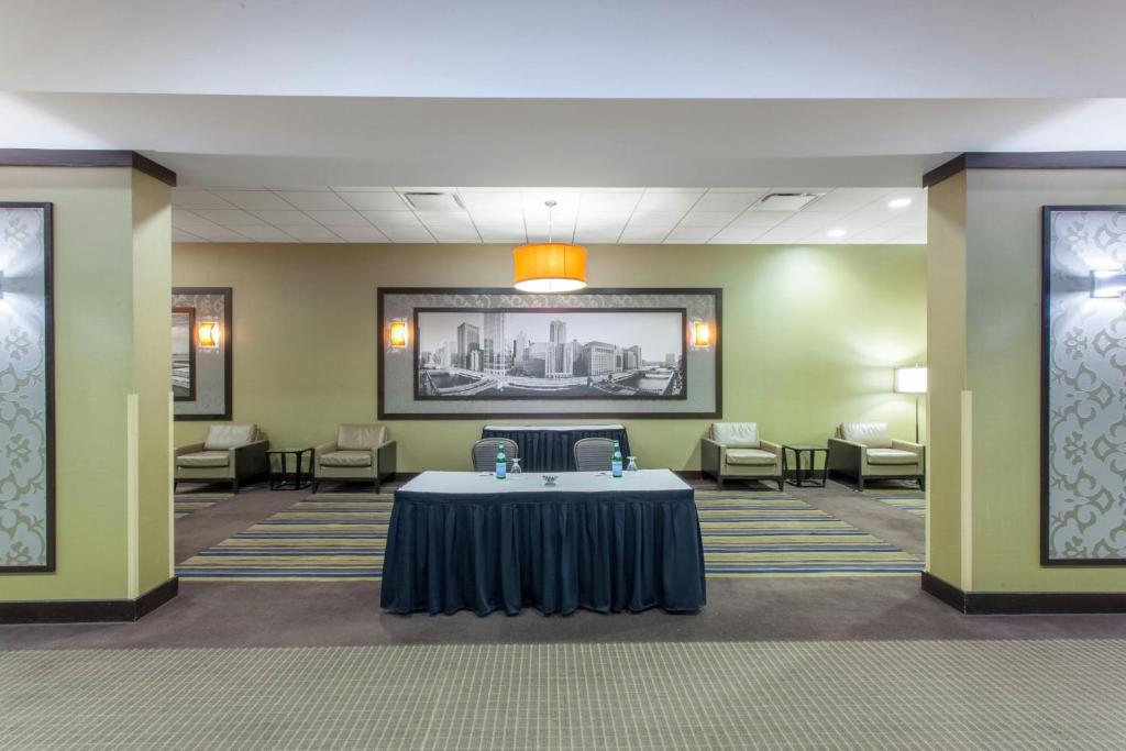 Crowne Plaza Chicago Ohare Hotel & Conf Ctr by IHG photo