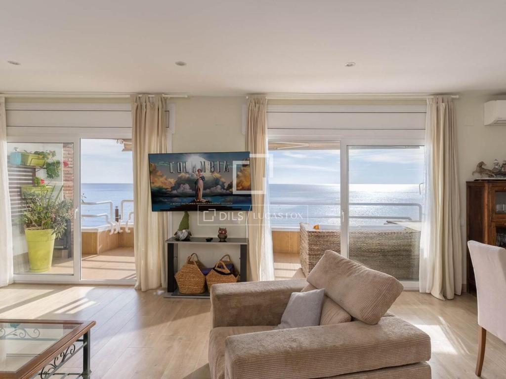 Incredible renovated apartment on the waterfront