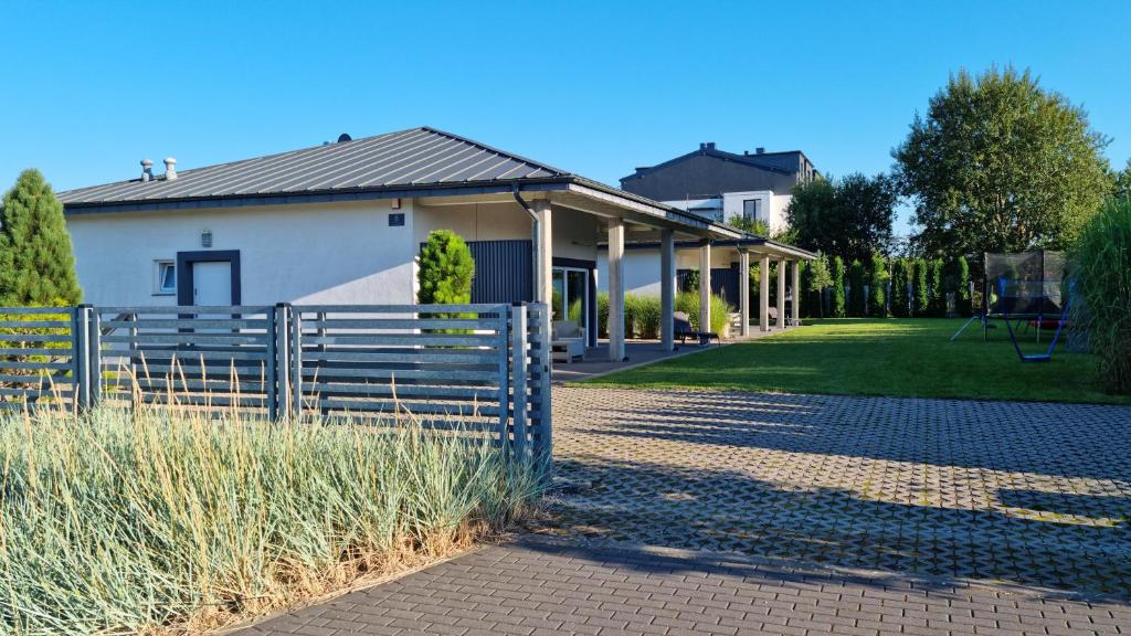 a white house with a fence in front of it at Na-Horyzoncie in Ustka