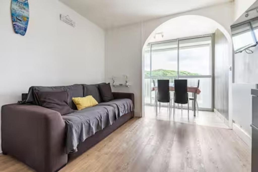 Studio climatisé, parking privé, 6 mn plage, cozy design