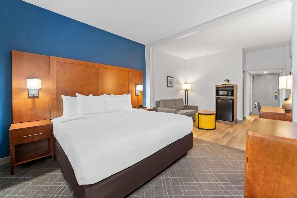 Comfort Suites Bethlehem Near Lehigh University and LVI Airport photo