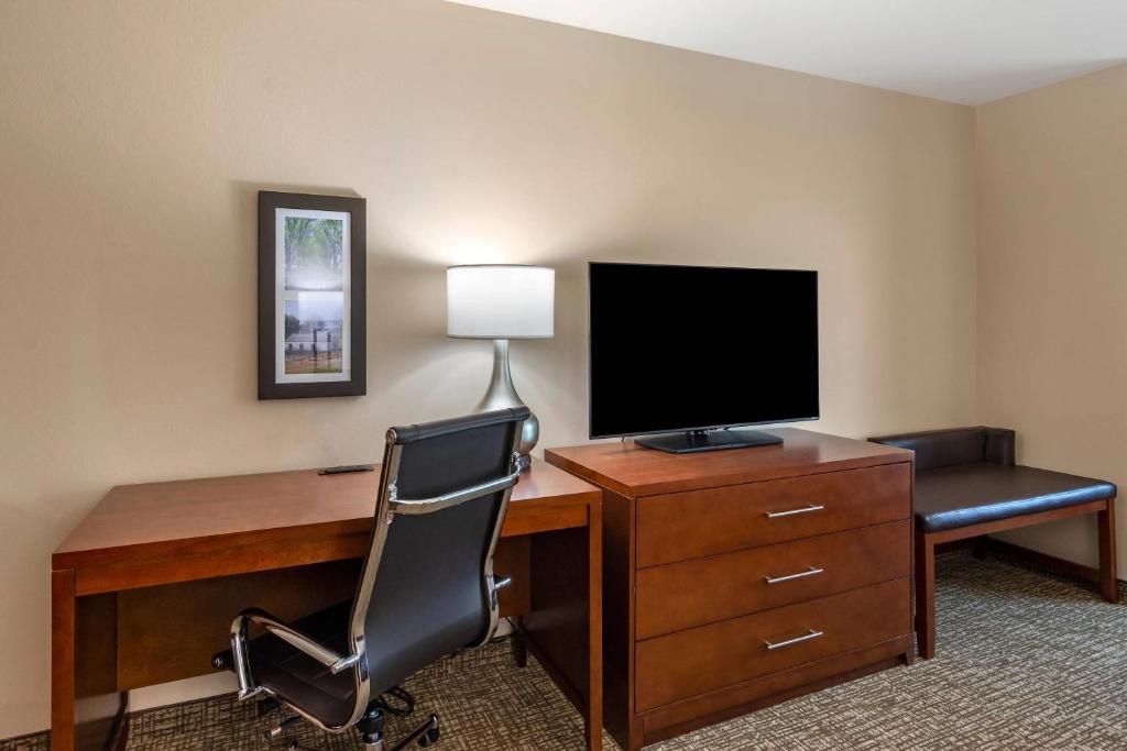 Comfort Inn & Suites Charlottesville Hollymead Town Center photo