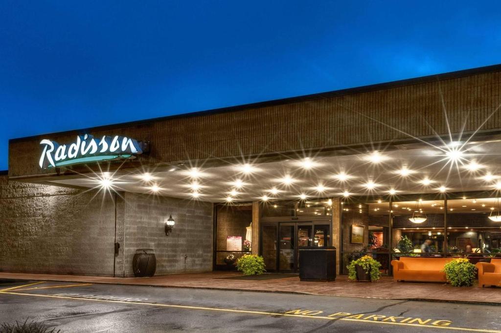 ein Restaurant mit Lichtern an der Seite eines Gebäudes in der Unterkunft Radisson Hotel Corning in Corning