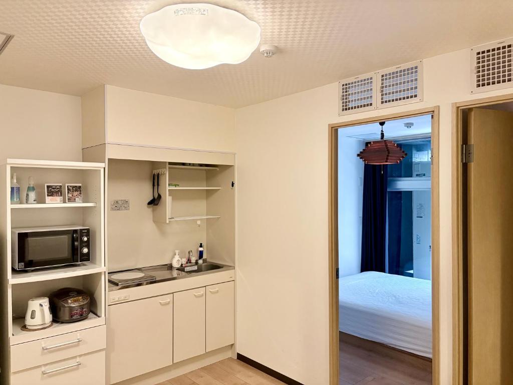 青葉邸-NIPPONBASHI Room 608-3 Min Walk to Kuromon Market 2BR Family Residence