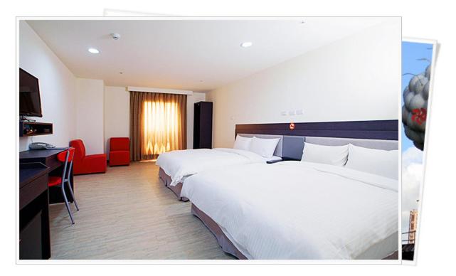 Habitación de hotel con 2 camas y escritorio en Big Bear Hotel, en Kaohsiung