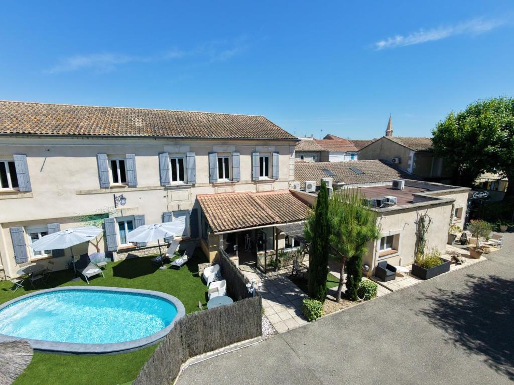 an external view of a house with a swimming pool at L'Escale des Alpilles in Rognonas