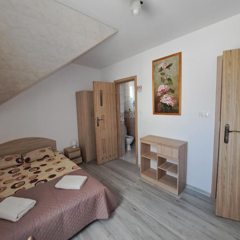 a small bedroom with a bed and a bathroom at Pokoje u Teresy Rewa in Rewa