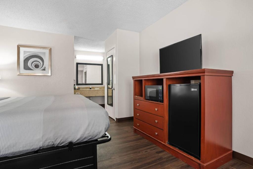 Quality Inn Louisville MS - Habitación Con Cama Extragrande - No Fumadores