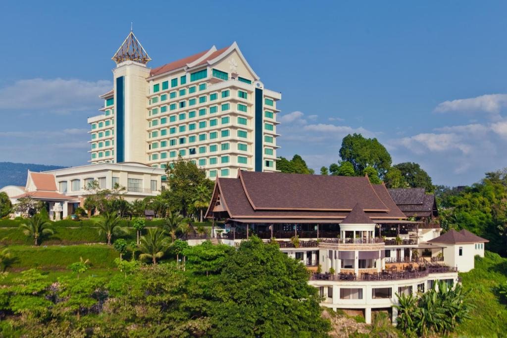 un resort con un grande edificio sullo sfondo di Champasak Grand Hotel a Pakse