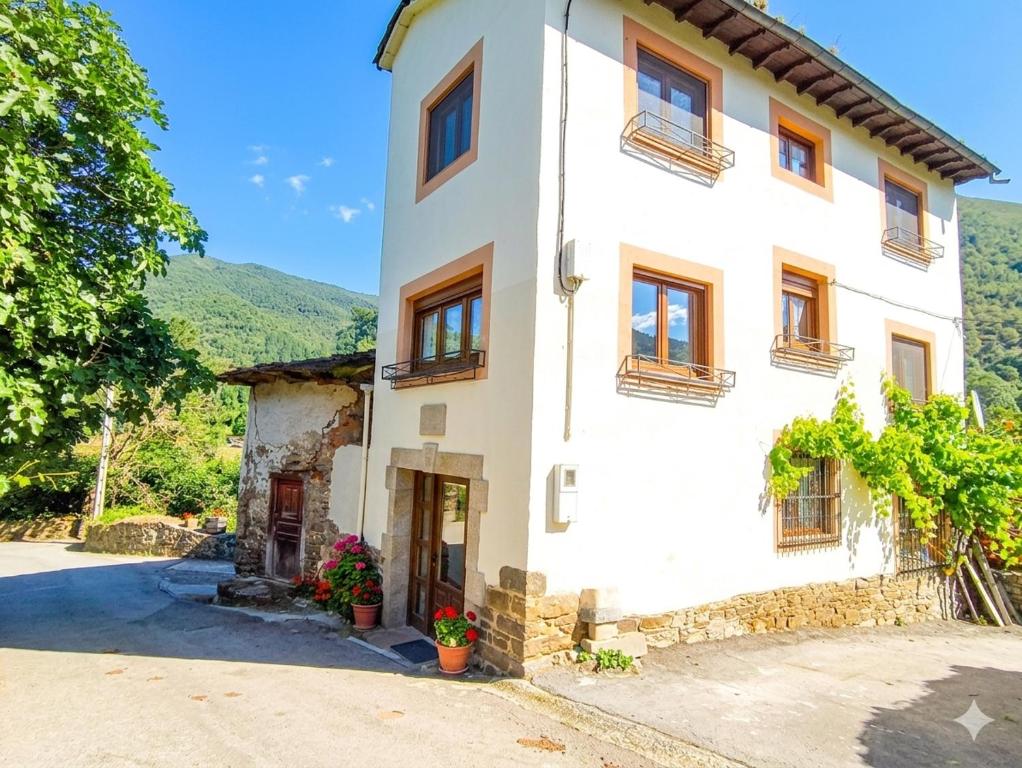 an external view of a house with mountains in the background at Casa Vacacional Villa Martina in Valmeo