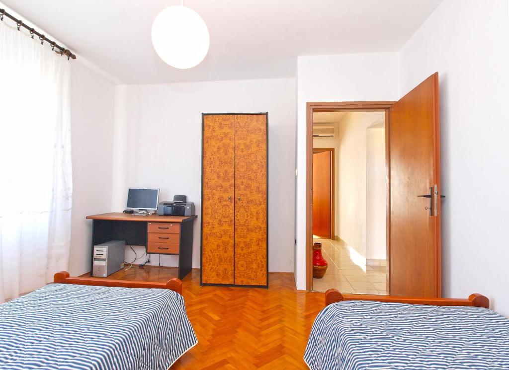 Televízia a/alebo spoločenská miestnosť v ubytovaní Apartments 408 Fazana