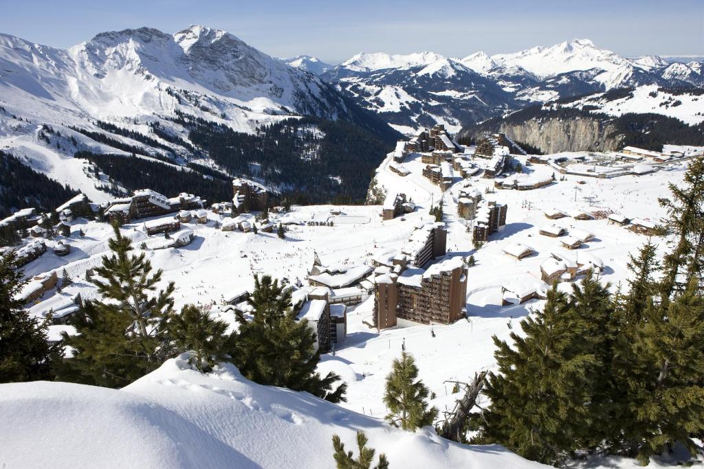 アヴォリアーズにあるResidence Les Alpages - maeva Homeの雪山の町