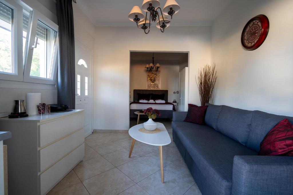 a living room with a blue couch and a table at Catherine's Seaside House A in Stomio