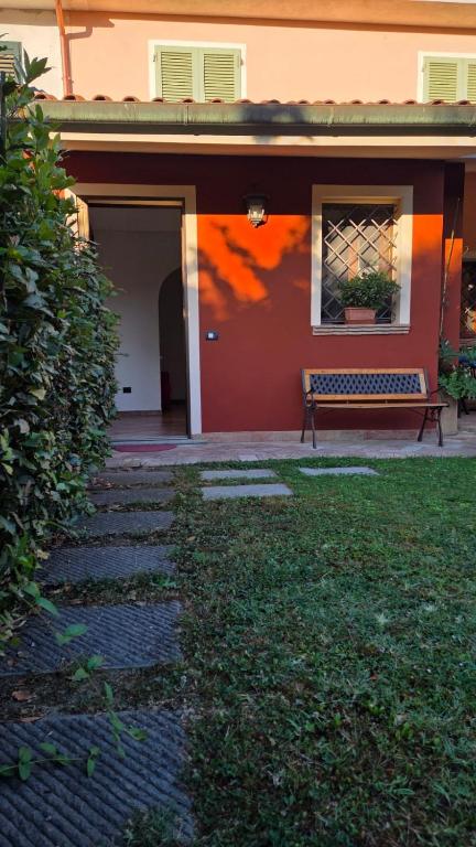 a bench sitting in front of a house at The Cozy Nest in Santa Maria a Monte