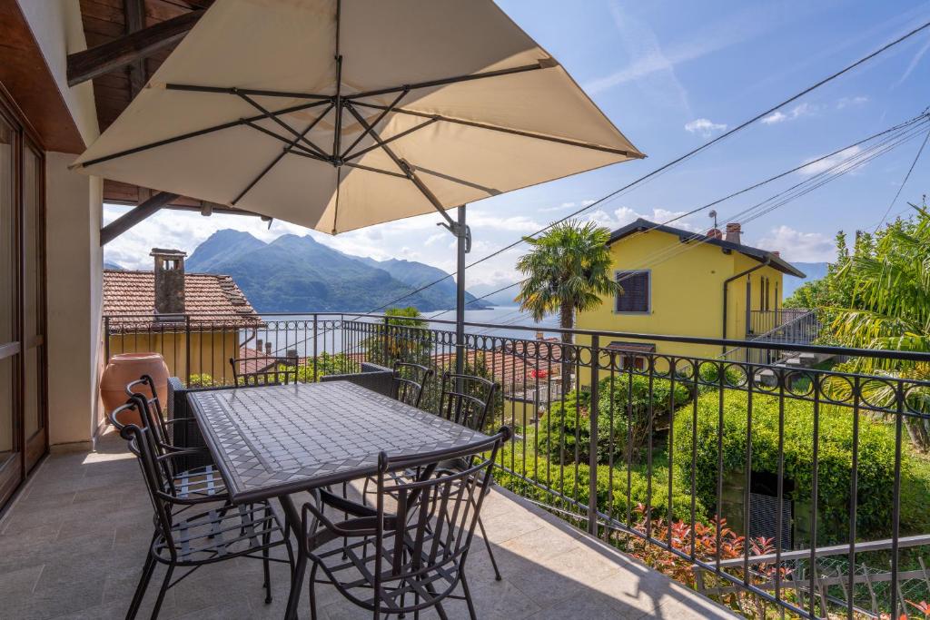 a patio with a table and chairs and an umbrella at Casa Dimonte in San Siro