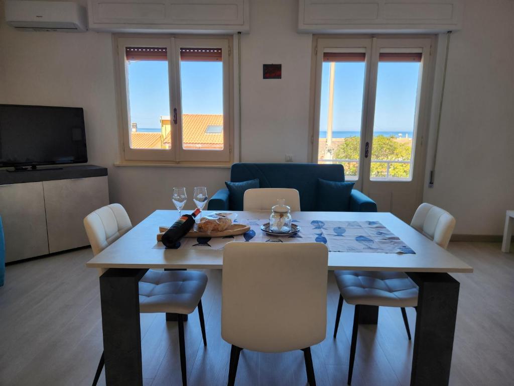 a dining room with a table and chairs and a television at Casa MedeFaby Due in S'archittu Cuglieri
