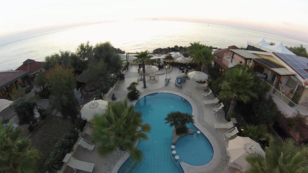 Bazén v ubytování Baia del Godano Resort & Spa nebo v jeho okolí