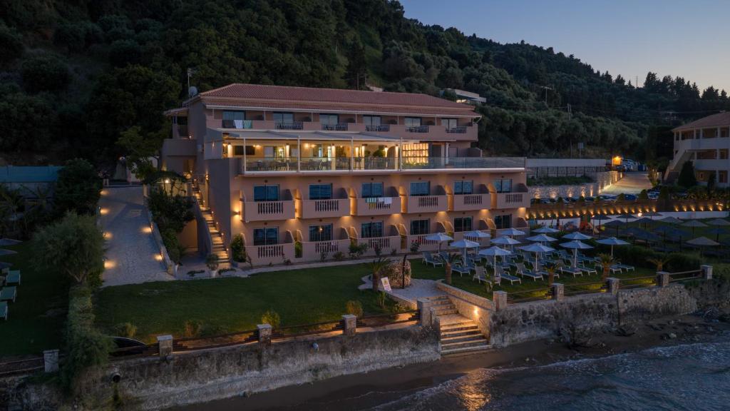 Luftaufnahme eines Hotels mit Tischen und Sonnenschirmen in der Unterkunft Anemona Beach Hotel in Argassi