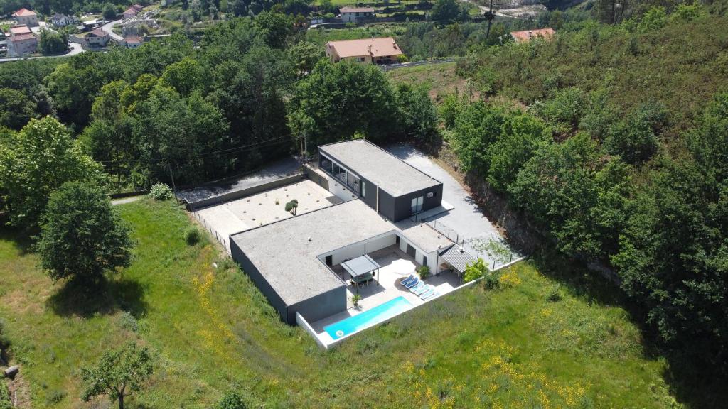 an overhead view of a house with a swimming pool at Villa Travessa das Lages in Vieira do Minho