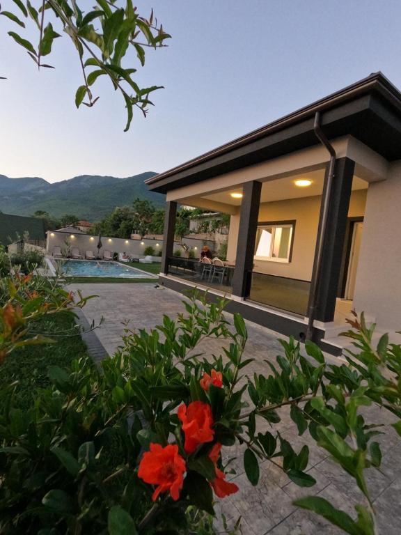 a house with a swimming pool and some flowers at Vila 1985 in Tirana