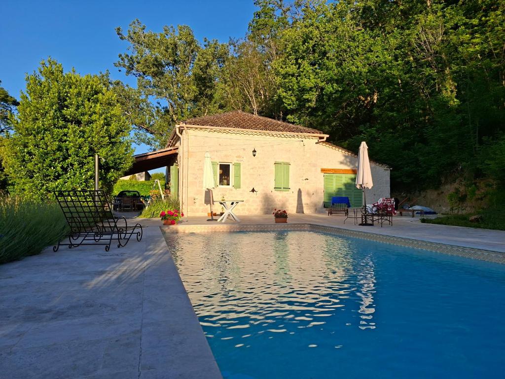 a house and a swimming pool in front of a house at Casa Oksana in Castelnau-de-Montratier