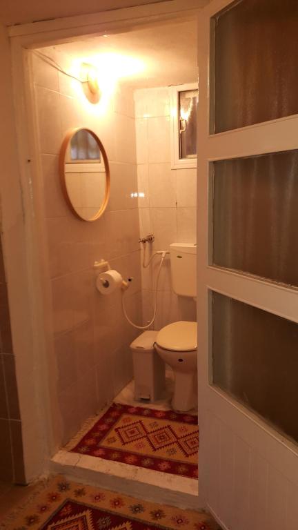 łazienka z toaletą i lustrem w obiekcie Studio E-Sheikh w Jerozolimie